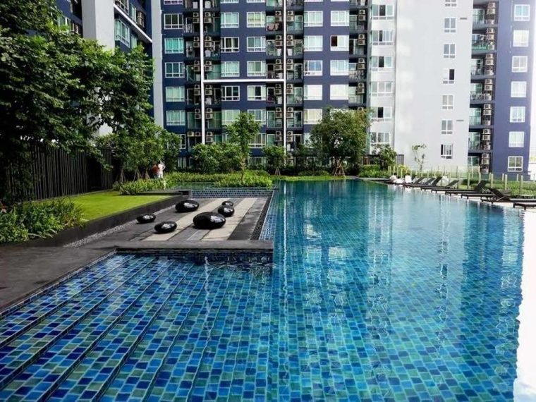 1512555955-the-base-Sukhumvit77-pool-760x570-1-760x570