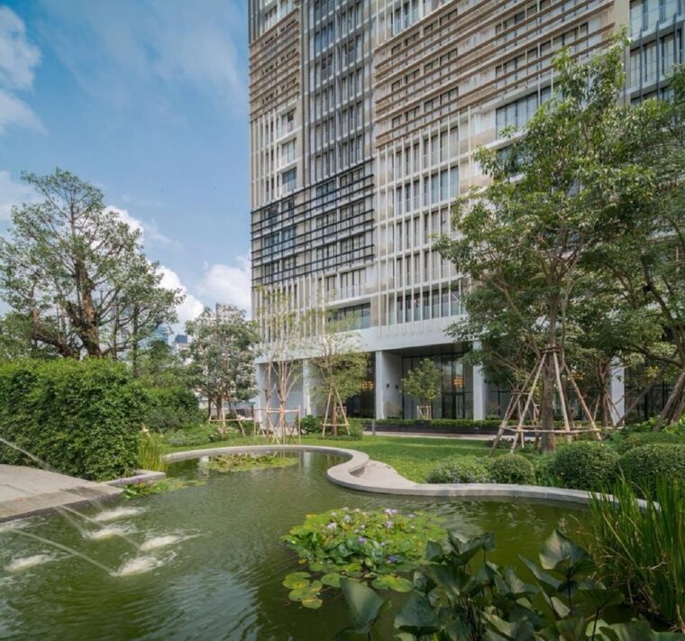 Park-24-condominium-in-Phrom-Phong-gaden