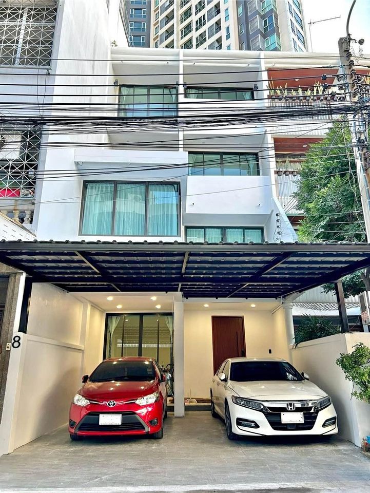 Townhouse in Soi Sathorn 21 · 6 bedroom · 320 SqM · Sathorn, Bangkok · Photo 1 Townhouse in Soi Sathorn 21 6-bedroom Townhouse in Sathorn, Bangkok – photo 1